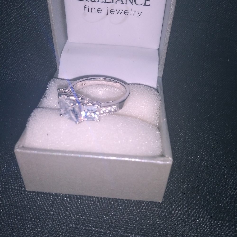 Beautiful engagement ring - Picture 2 of 3